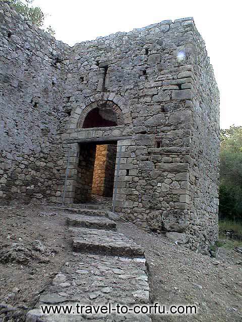 GARDIKI CASLE - The imposing entrance gate of the fortress.