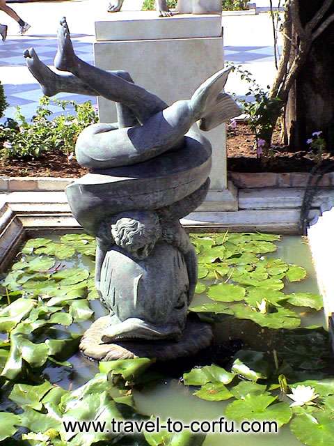 THE KID AND THE DOLPHIN STATUE - The gardens of the palace are adorned with a lot of sculptures.